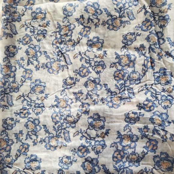 Ann Taylor Scarf 2/15💗 - Picture 2 of 4